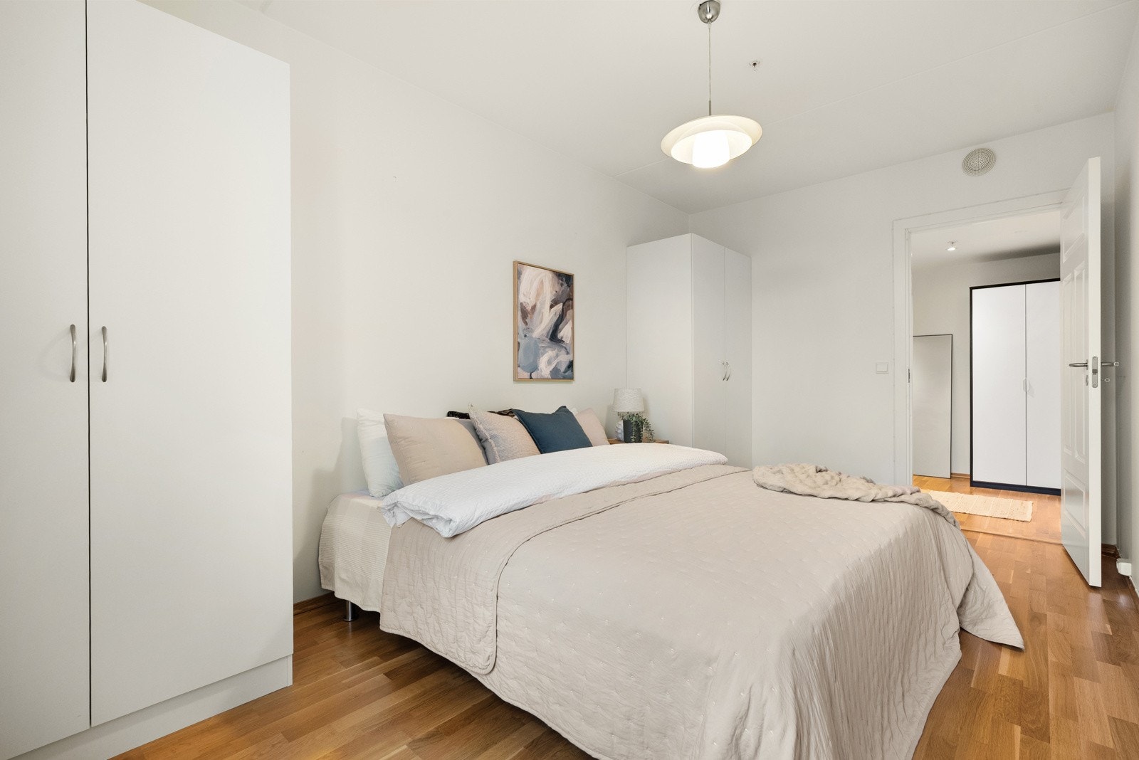 Soverom to og tre egner seg godt som barnerom, gjesterom eller hjemmekontor. Galleribilde