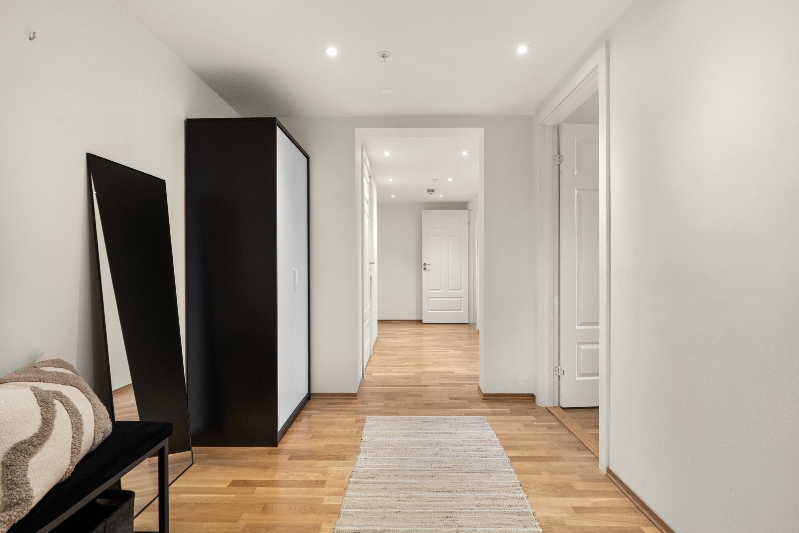 I tilknytning til entréen finner du en innvendig bod som gir godt med oppbevaringsplass. Galleribilde