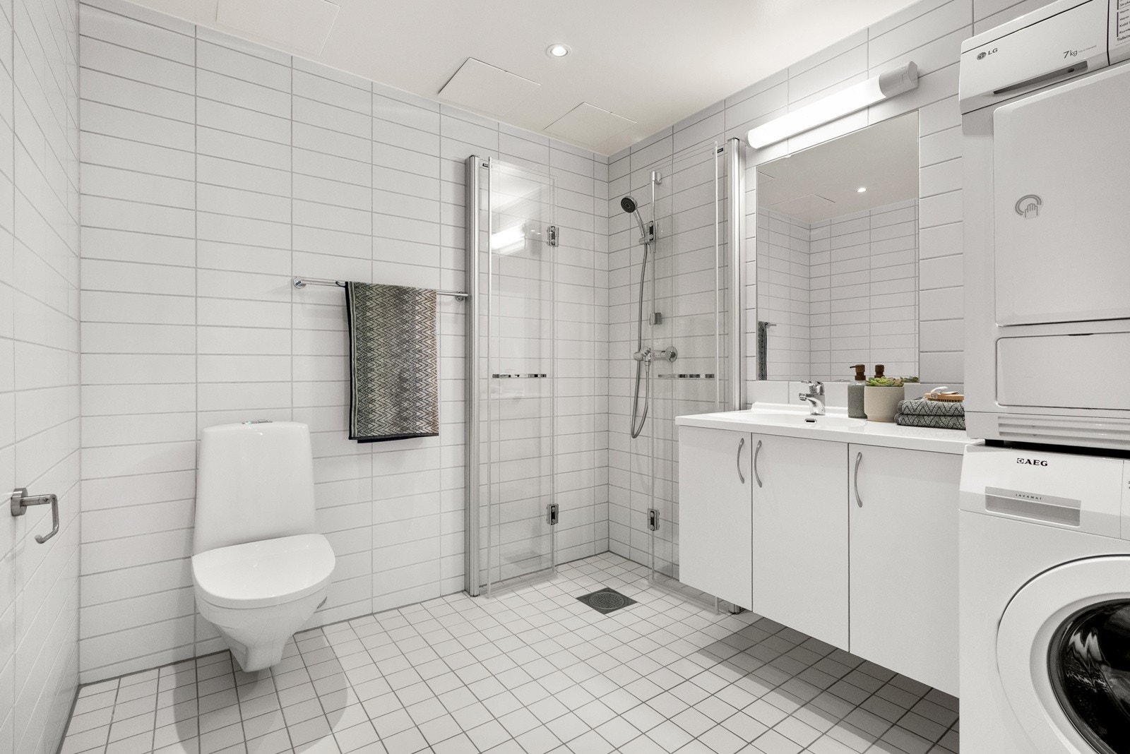 Hovedbadet har inngang fra gang/ entré. På dette badet er det plass og opplegg for vaskemaskin. Galleribilde