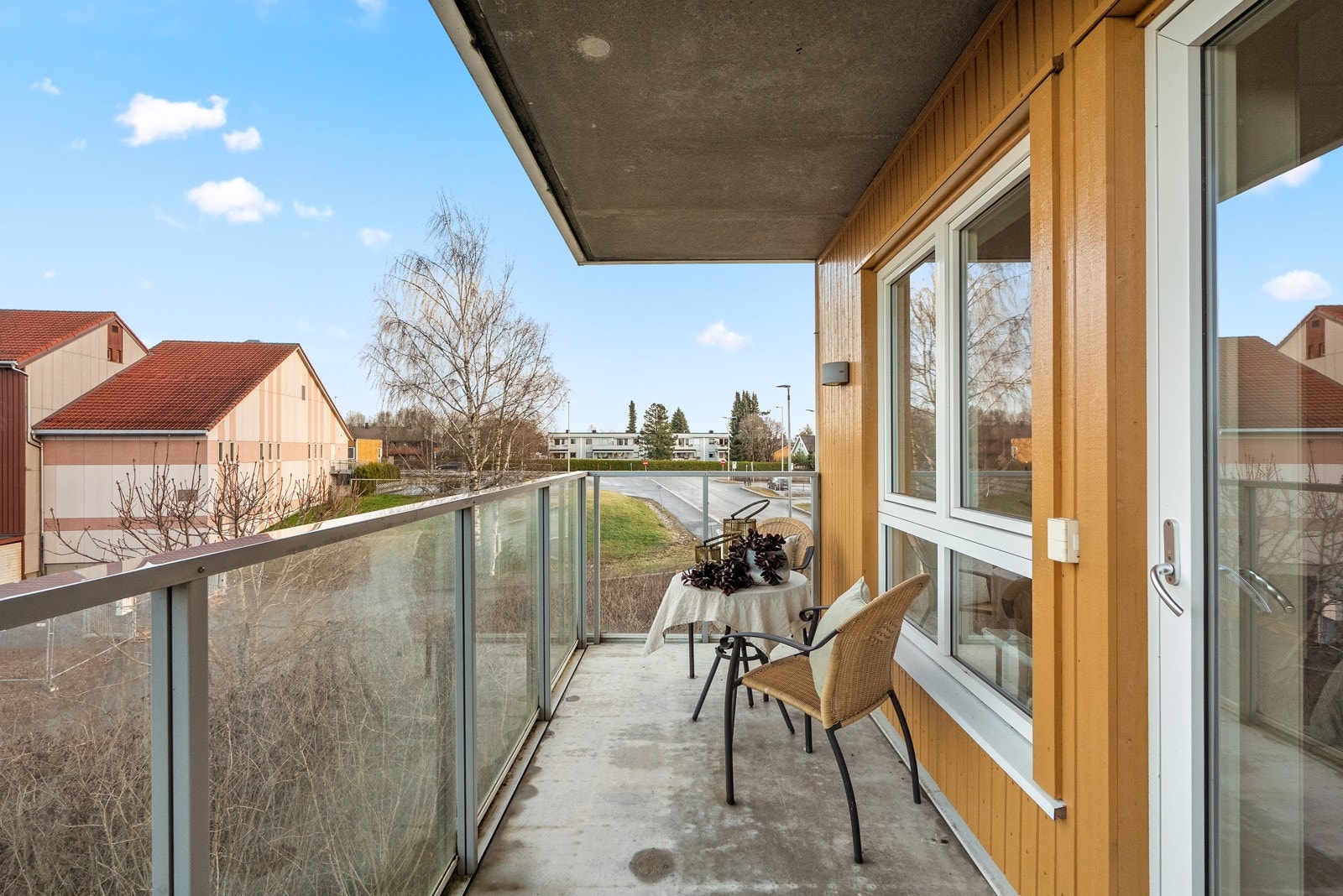 Balkong med utgang fra soverommet er på 7 kvm. og vender mot nordøst. Galleribilde