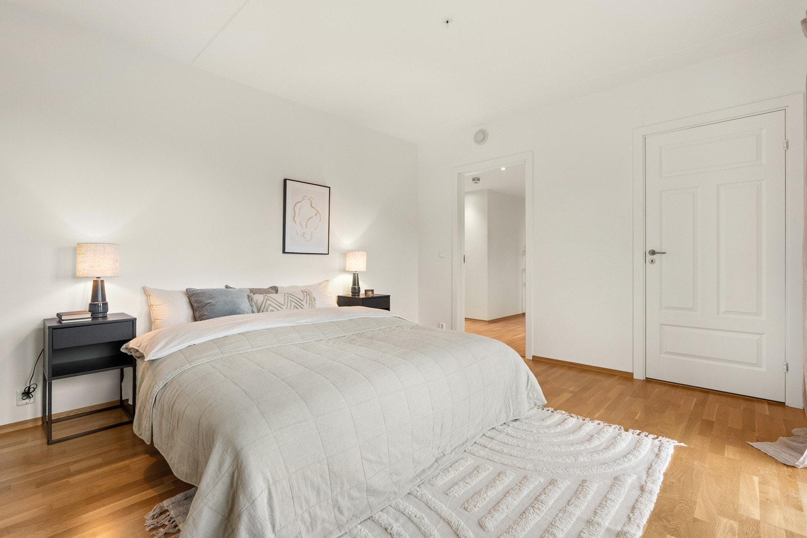 Fra hovesoverommet er det adkomst til et av boligens bad, samt utgang til den ene balkongen på 7 kvm. Galleribilde