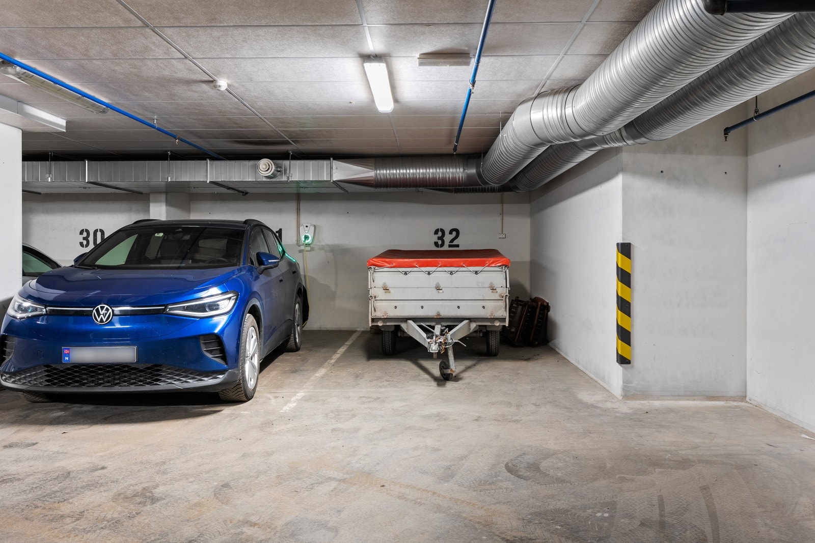 Det medfølger egen biloppstillingsplass i felles parkeringskjeller (nr. 32). Galleribilde