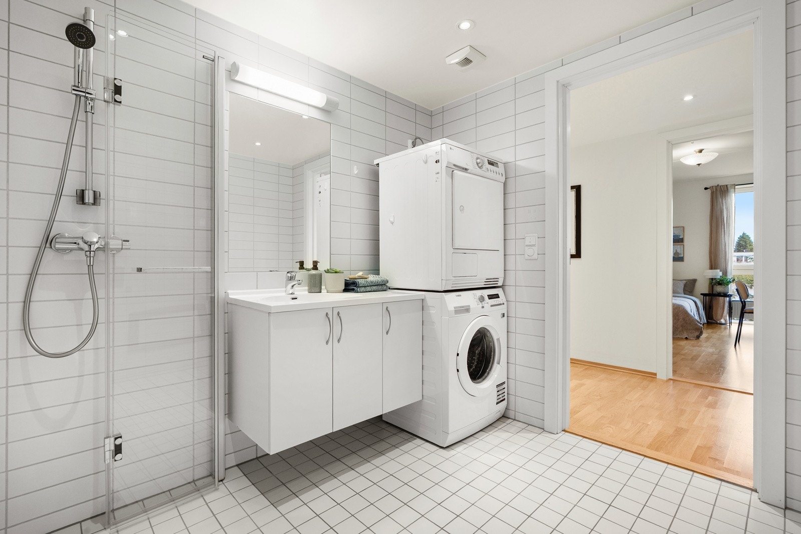 Begge bad er pent flisalgt og har varme i gulv. Galleribilde