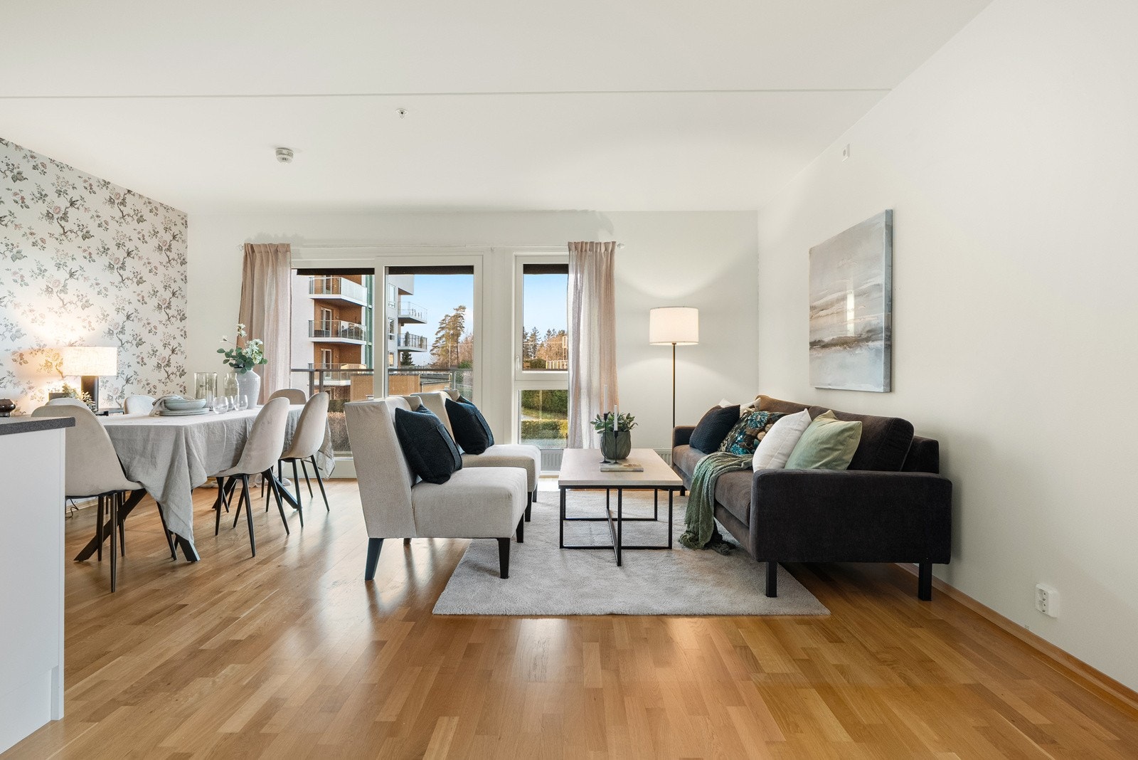 Leiligheten har store vindusflater og gjennomgående planløsning som sørger for gode lysforhold. Galleribilde