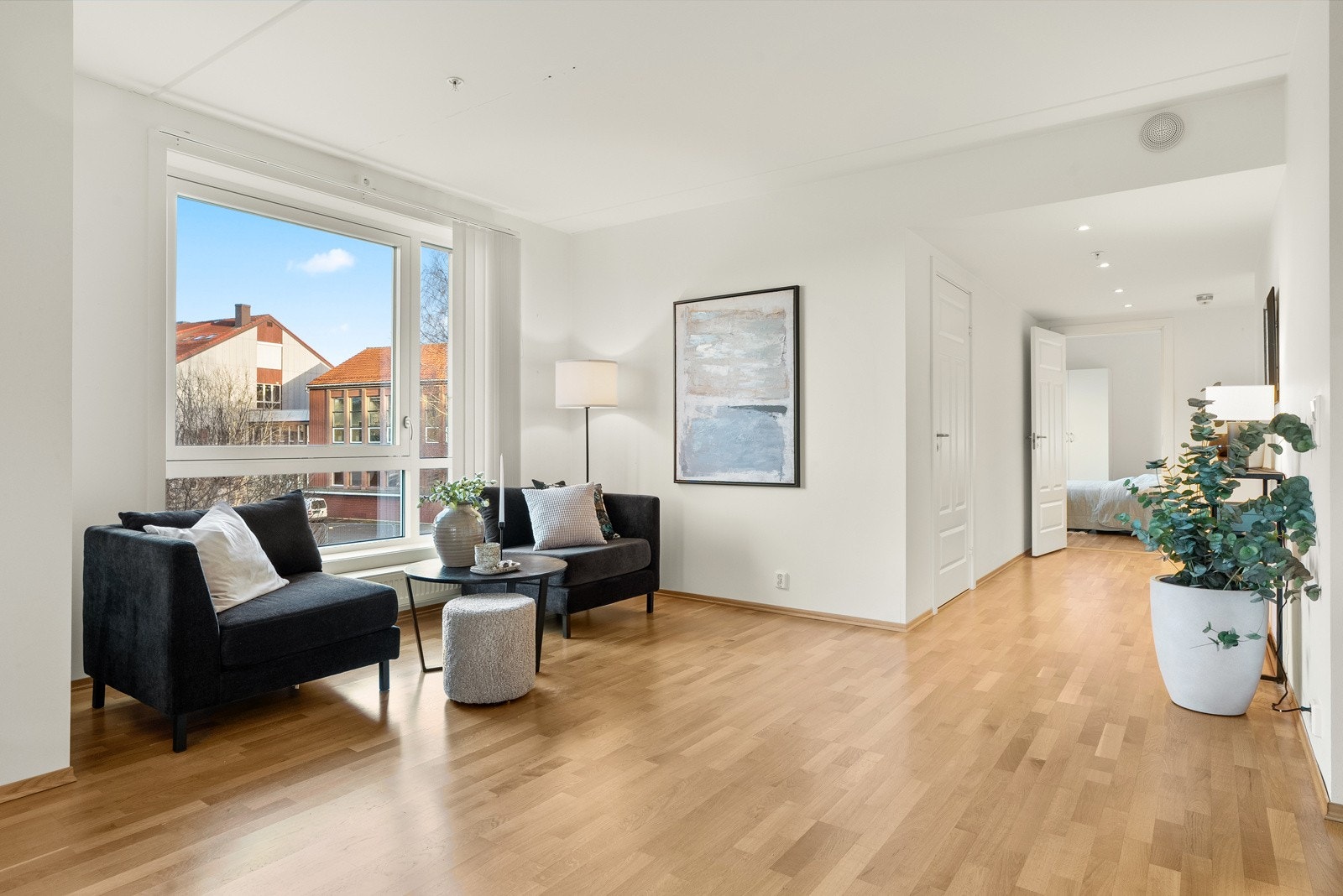 De store vinduene, den gjennomgående planløsningen og god størrelse på alle rom, sørger for en luftig atmosfære. Galleribilde