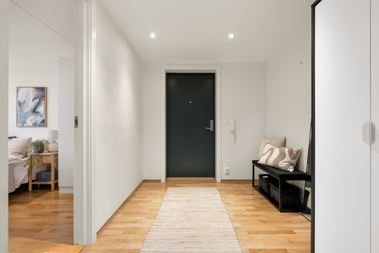 Velkommen inn! Når du kommer inn i leiligheten møtes du av en lys og innbydende entré. Galleribilde