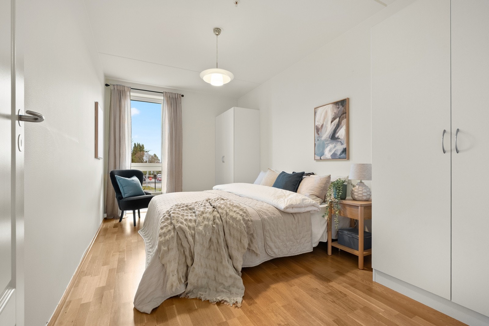 Overflatene på alle tre soverommene er malt i lyse og tidsriktige fargevalg, og gulvene er belagt med parkett. Galleribilde