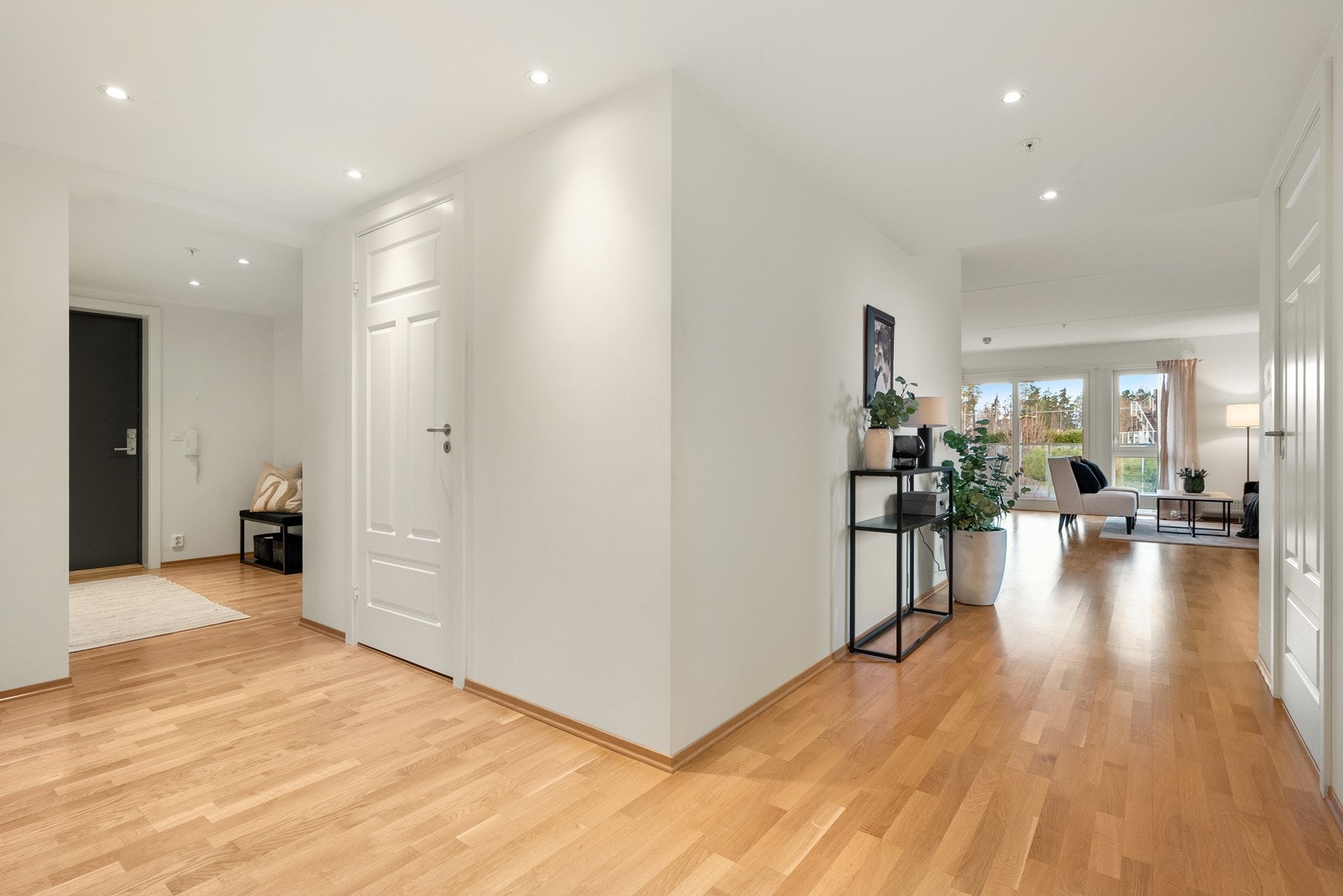 Det er adkomst til leiligheten via felles trappeoppgang med heis og callinganlegg. Galleribilde