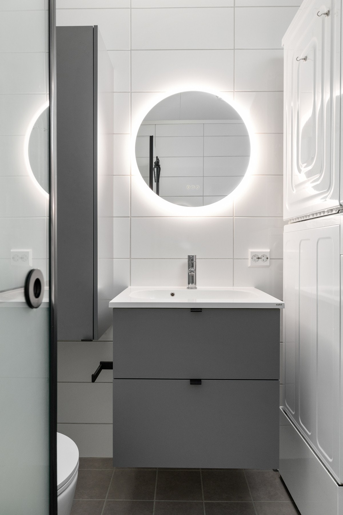 Praktisk innredning og er utstyrt med bla. opplegg for vaskemaskin, varmekabler i gulv og dusjhjørne Galleribilde