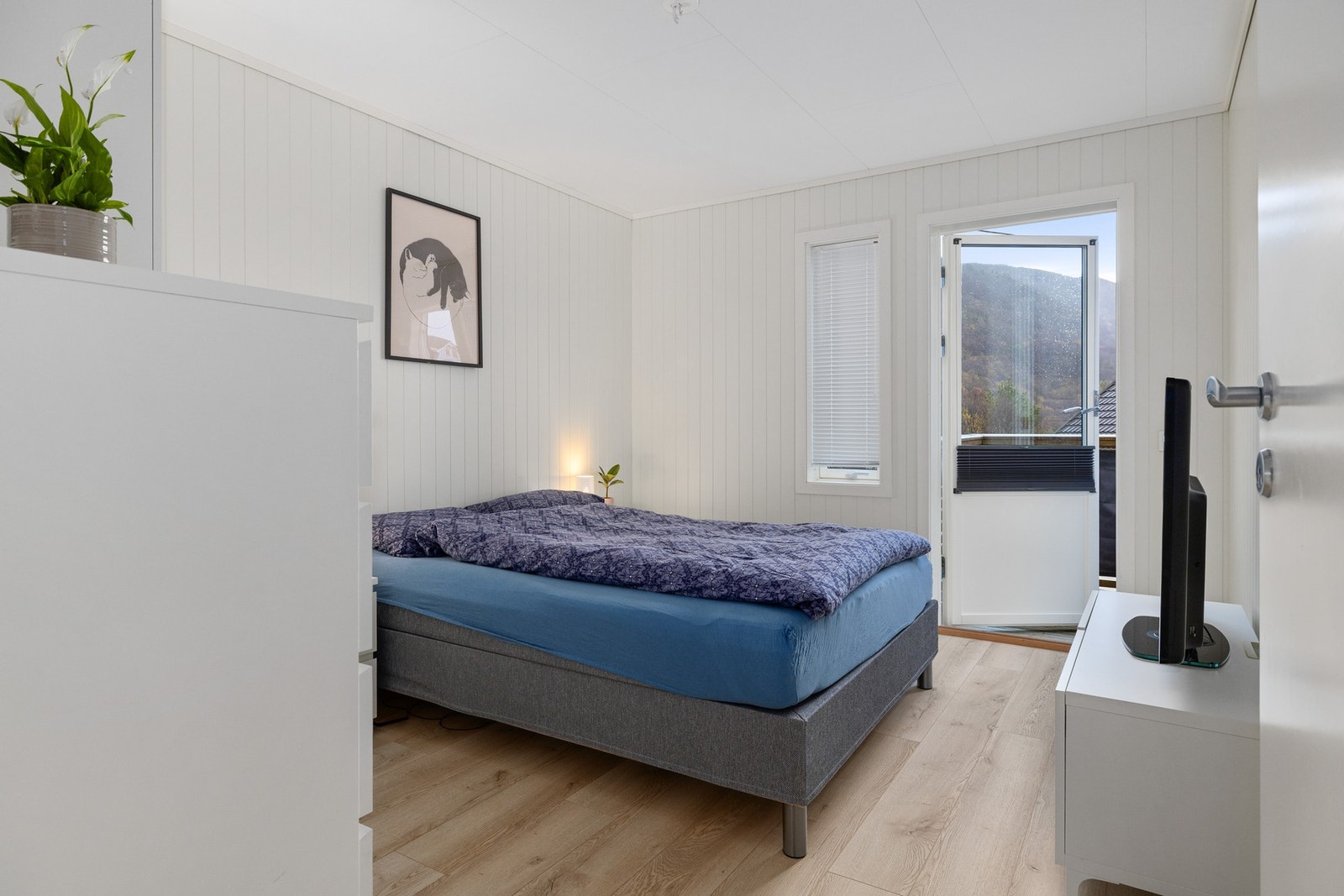 Hovedsoverom med god plass til dobbeltseng, nattbord og garderobeløsning Galleribilde