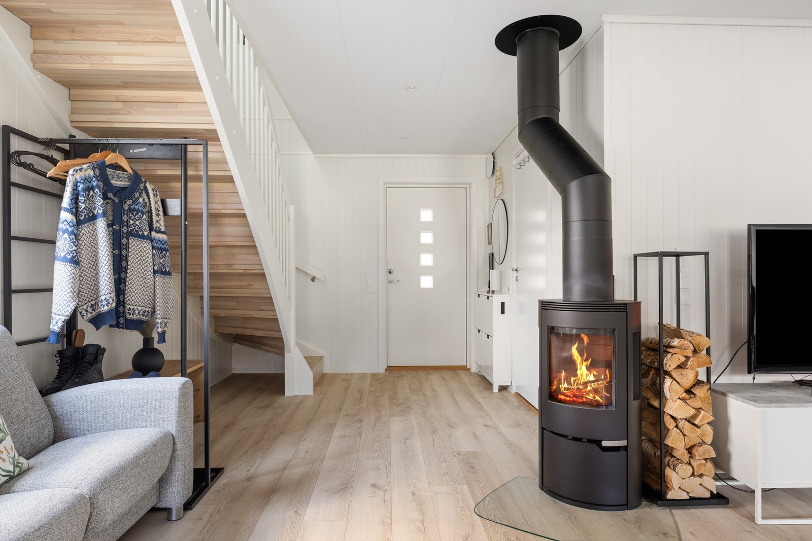 Entré med mulighet for å henge fra seg yttertøy og sko Galleribilde