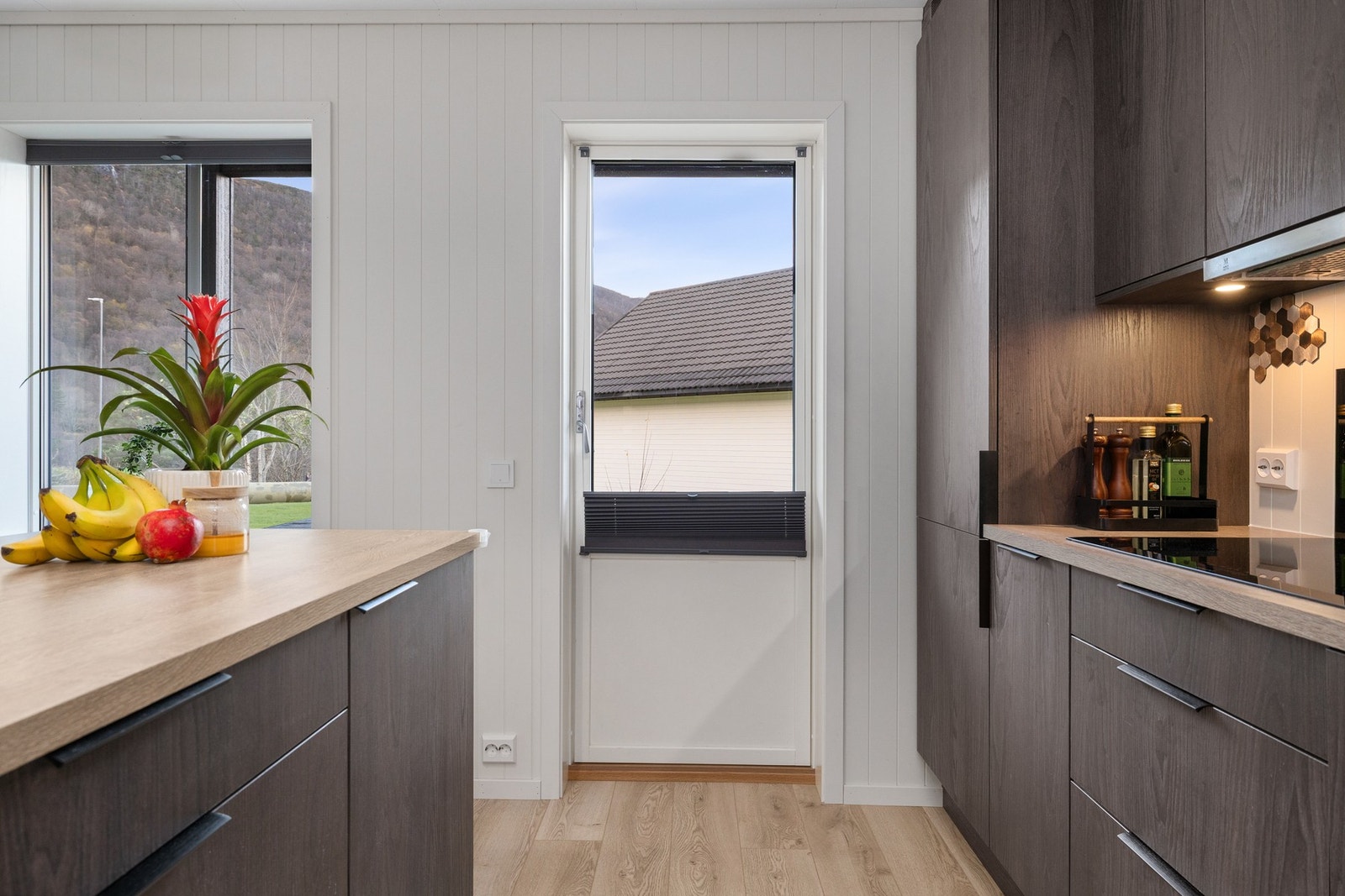 Fra kjøkkenet har du utgang til terrassen Galleribilde