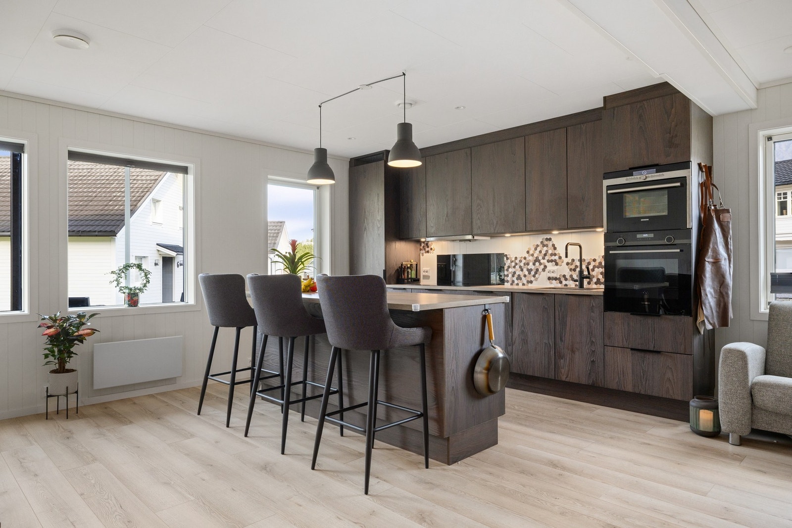 Stort pent kjøkken med kjøkkenøy og fine fargevalg Galleribilde