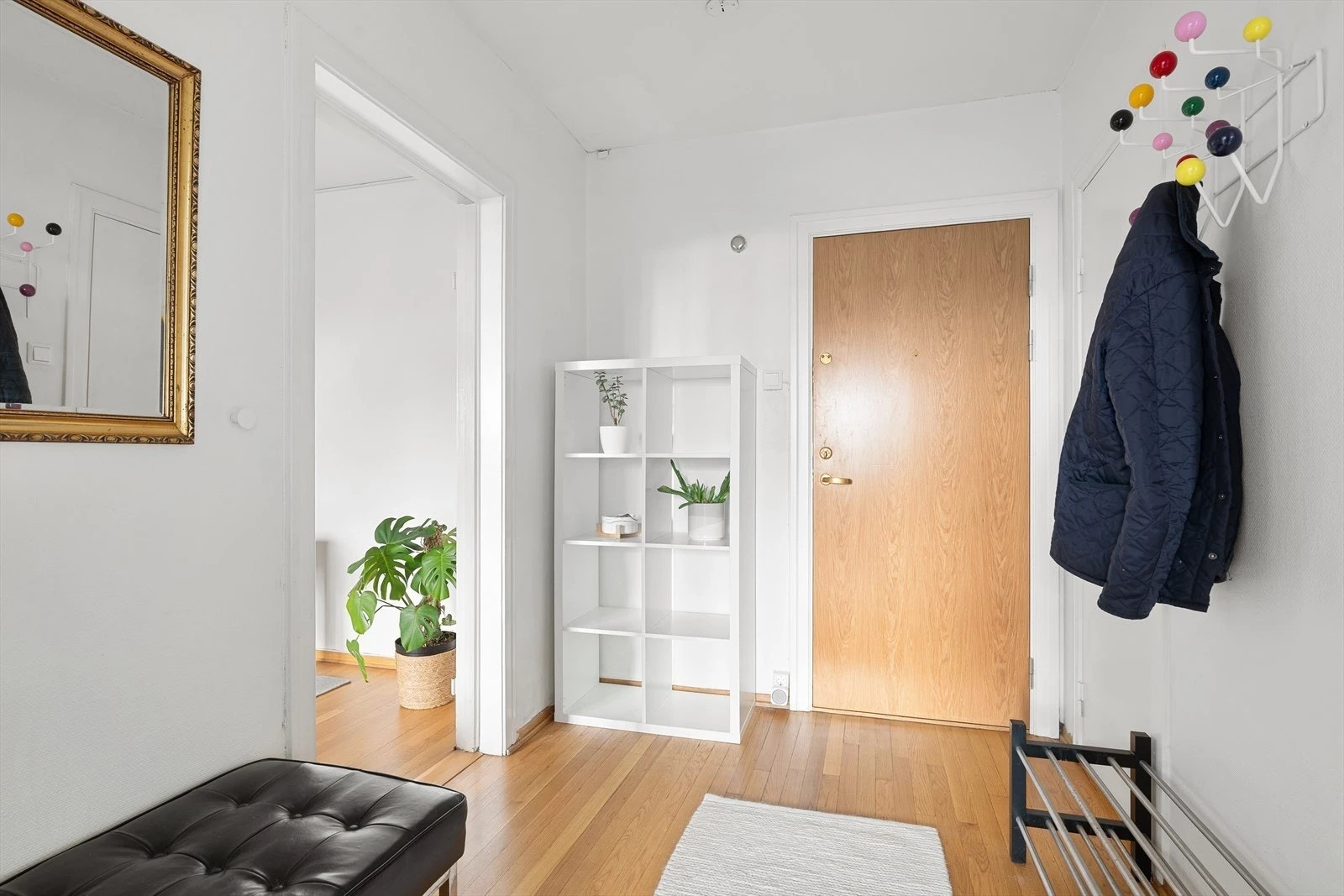 Lys og romslig entre med god plass til å henge fra seg klær og sette fra seg sko. Galleribilde