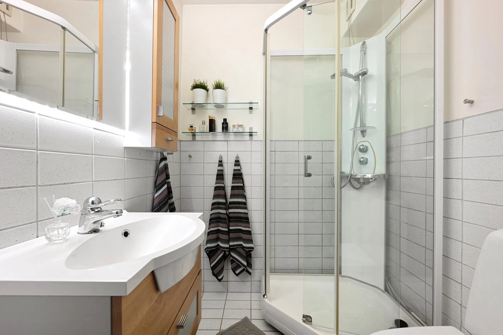 Lyst og flislagt bad. Galleribilde