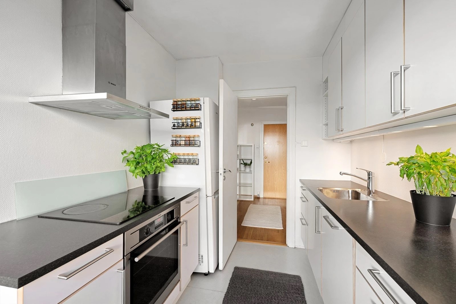 Separat kjøkken med hvitevarer. Oppvaskmaskin, kombiskap, komfyr og koketopp følger med. Galleribilde