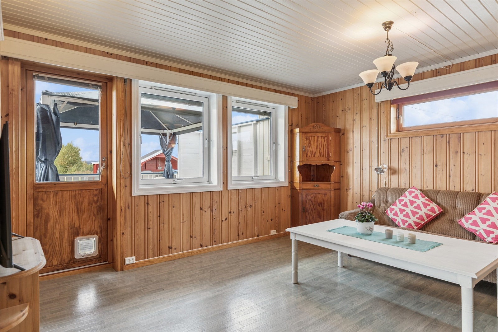 Fra stuen er det direkte utgang til en stor terrasse på 27 m². Galleribilde