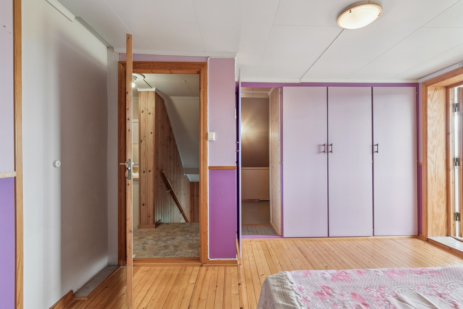 Godt med garderobeplass langs den ene veggen på hovedsoverommet og en egen walk-in garderobe. Galleribilde