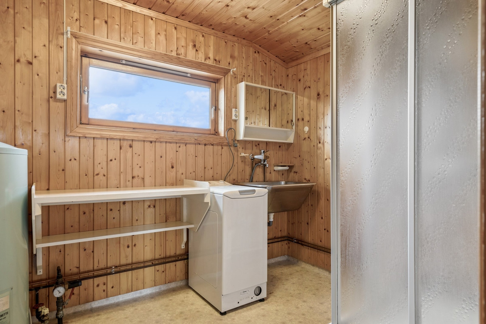 I første etasje finner vi også et kombinert bad og vaskerom. Galleribilde