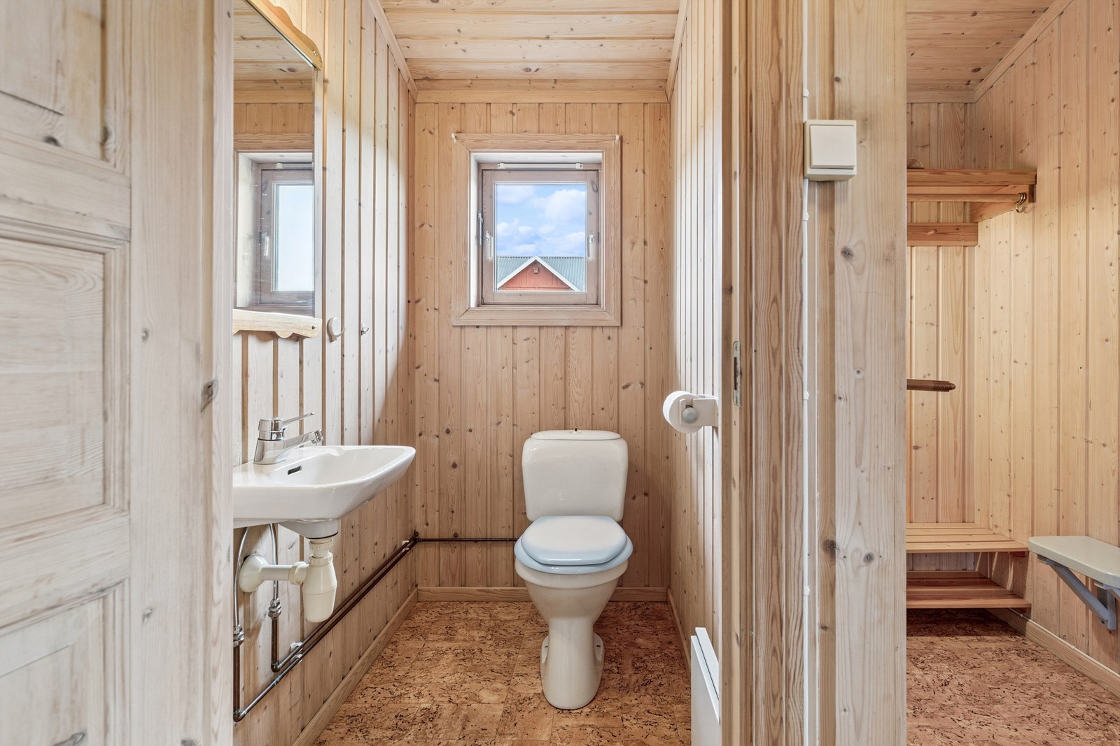 Praktisk, separat toalettrom i første etasje med panel på veggene. Galleribilde