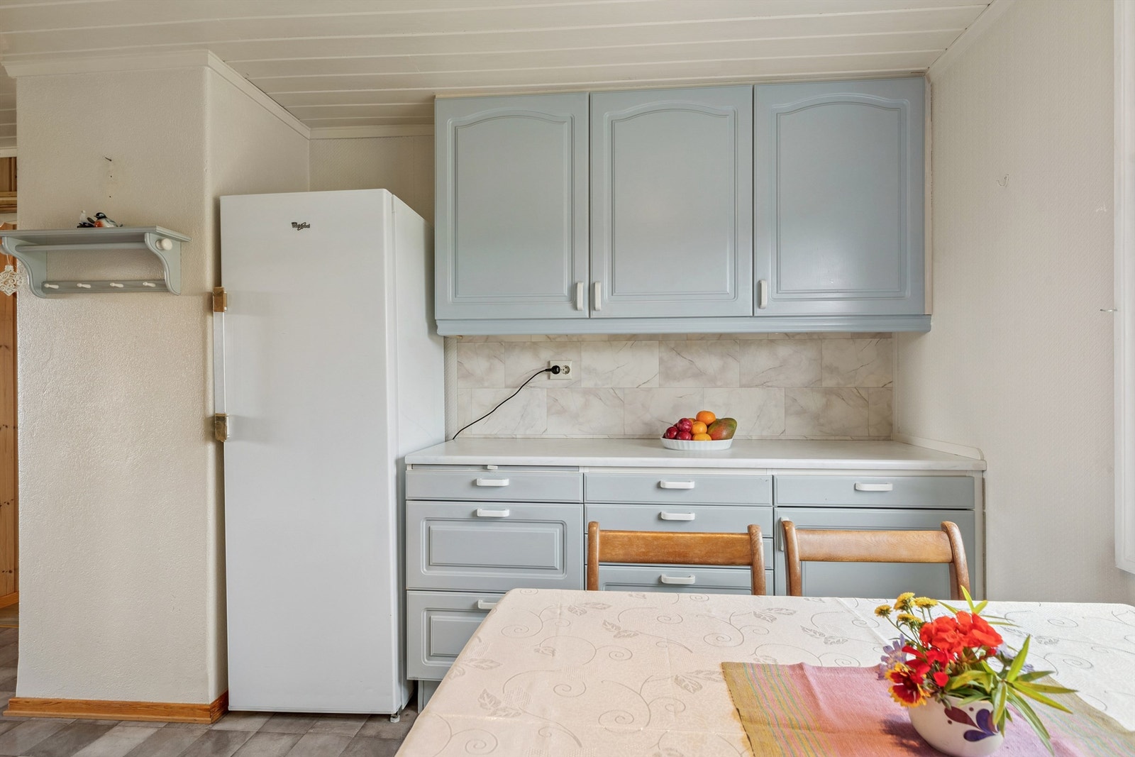 I kjøkkeninnredningen er det plass for frittstående hvitevarer. Galleribilde