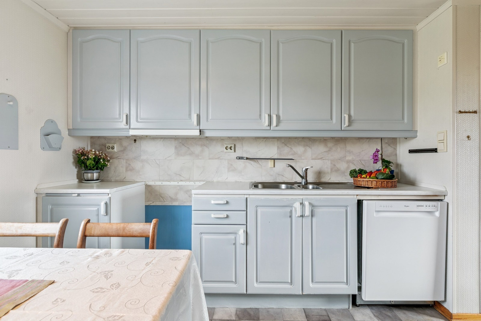 Innredningen har profilerte fronter, laminatbenkeplate og opplegg for oppvaskmaskin. Galleribilde