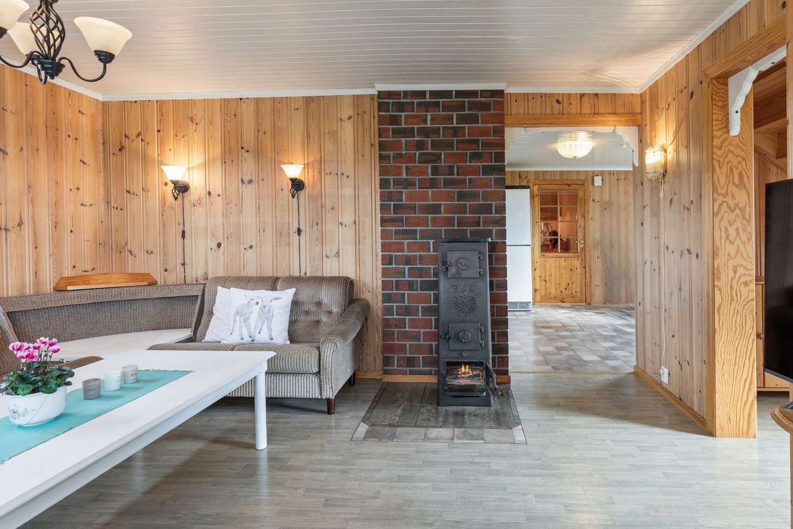 En vedovn i stuen gir både varme og en hyggelig atmosfære. Galleribilde