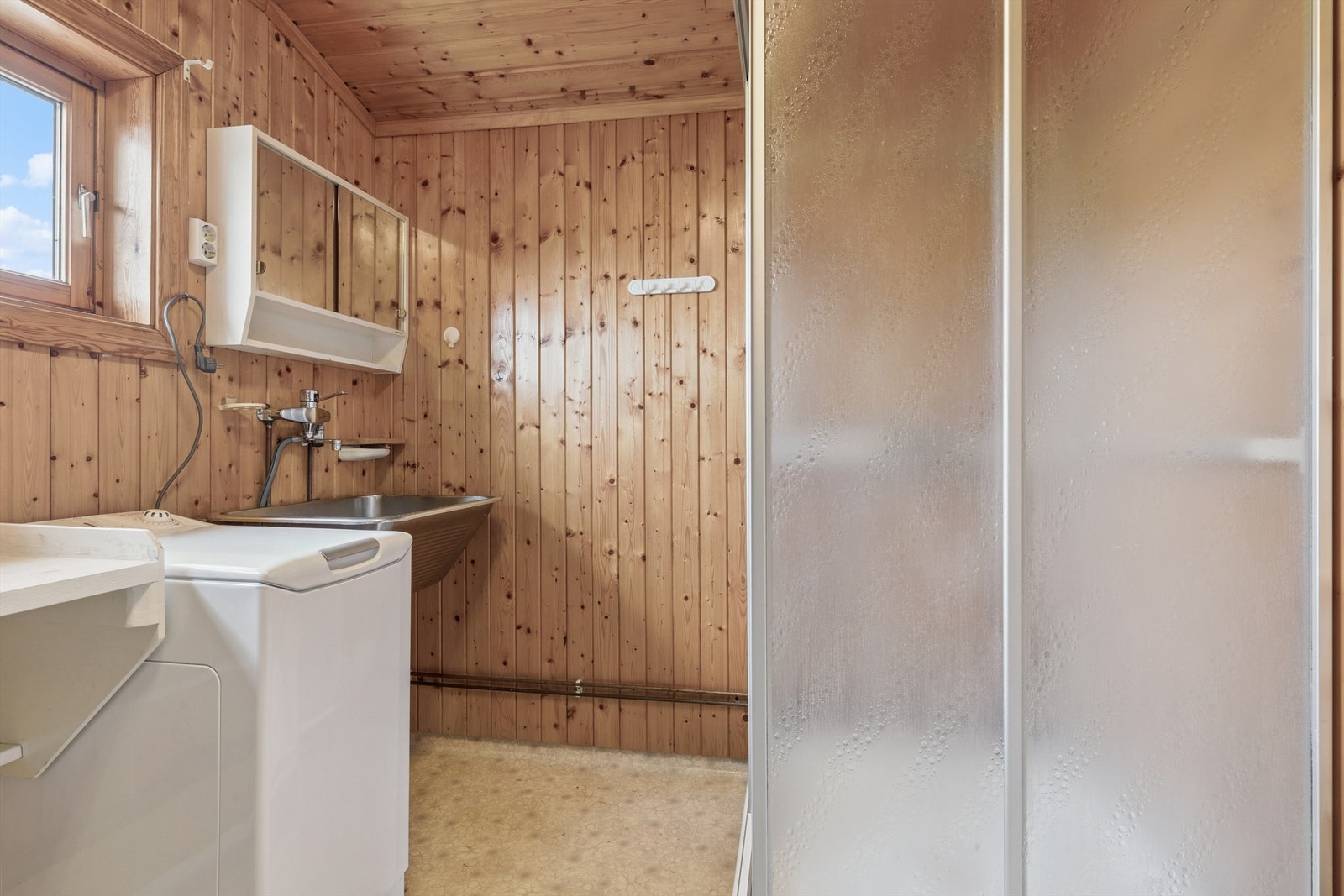Rommet er utstyrt med dusjkabinett og har opplegg for vaskemaskin. Galleribilde