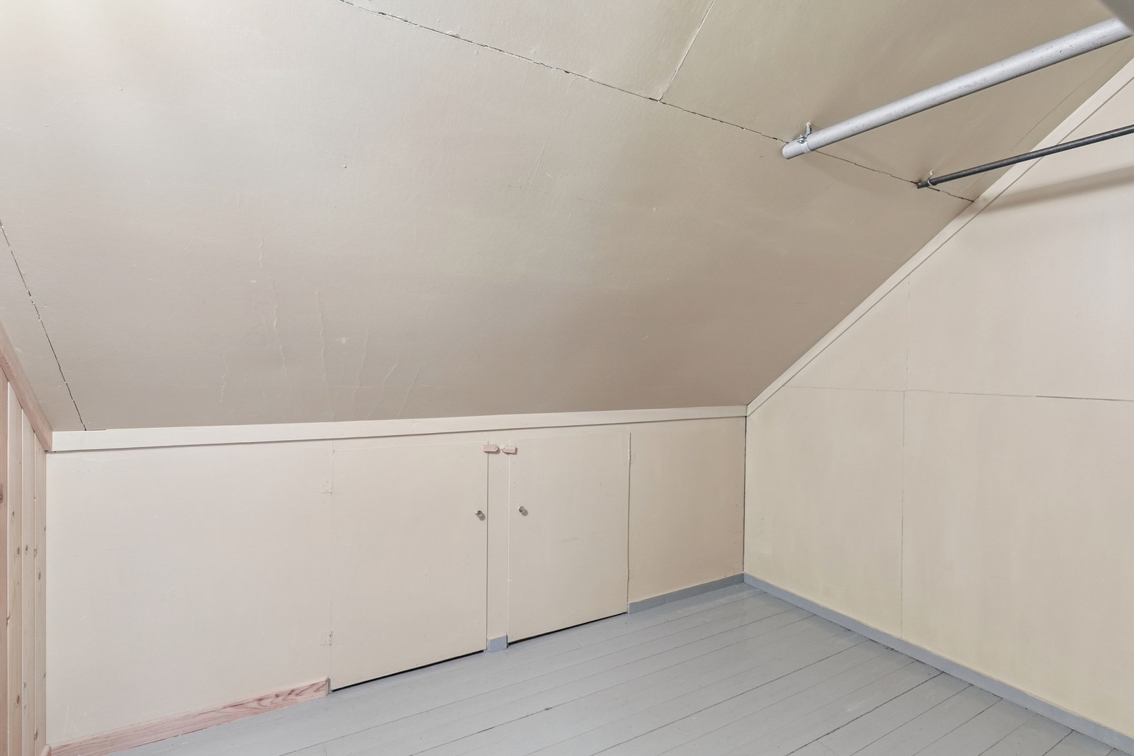 I tilknytning til soverommet er det en praktisk walk-in garderobe samt lagringsmuligheter i knekott. Galleribilde