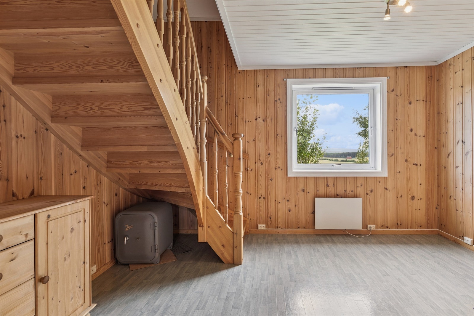 Boligen varmes opp ved hjelp av vedfyring og elektrisitet. Det er installert varmepumpe på kjøkken og vedovn i stuen. Galleribilde