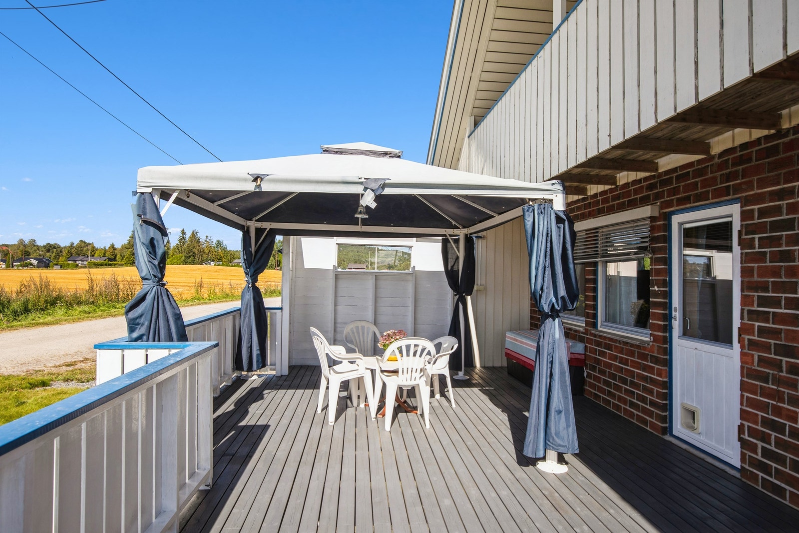 Uteplassen har rikelig med plass til både utemøbler og grill. Galleribilde