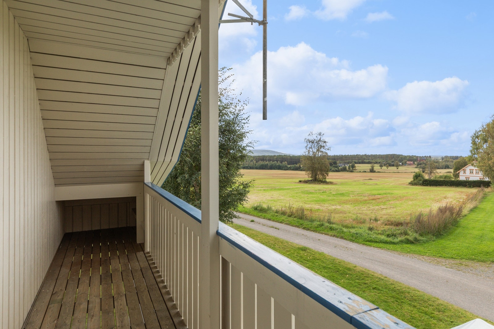Balkongen i andre etasje gir en privat uteplass med flott utsikt. Galleribilde