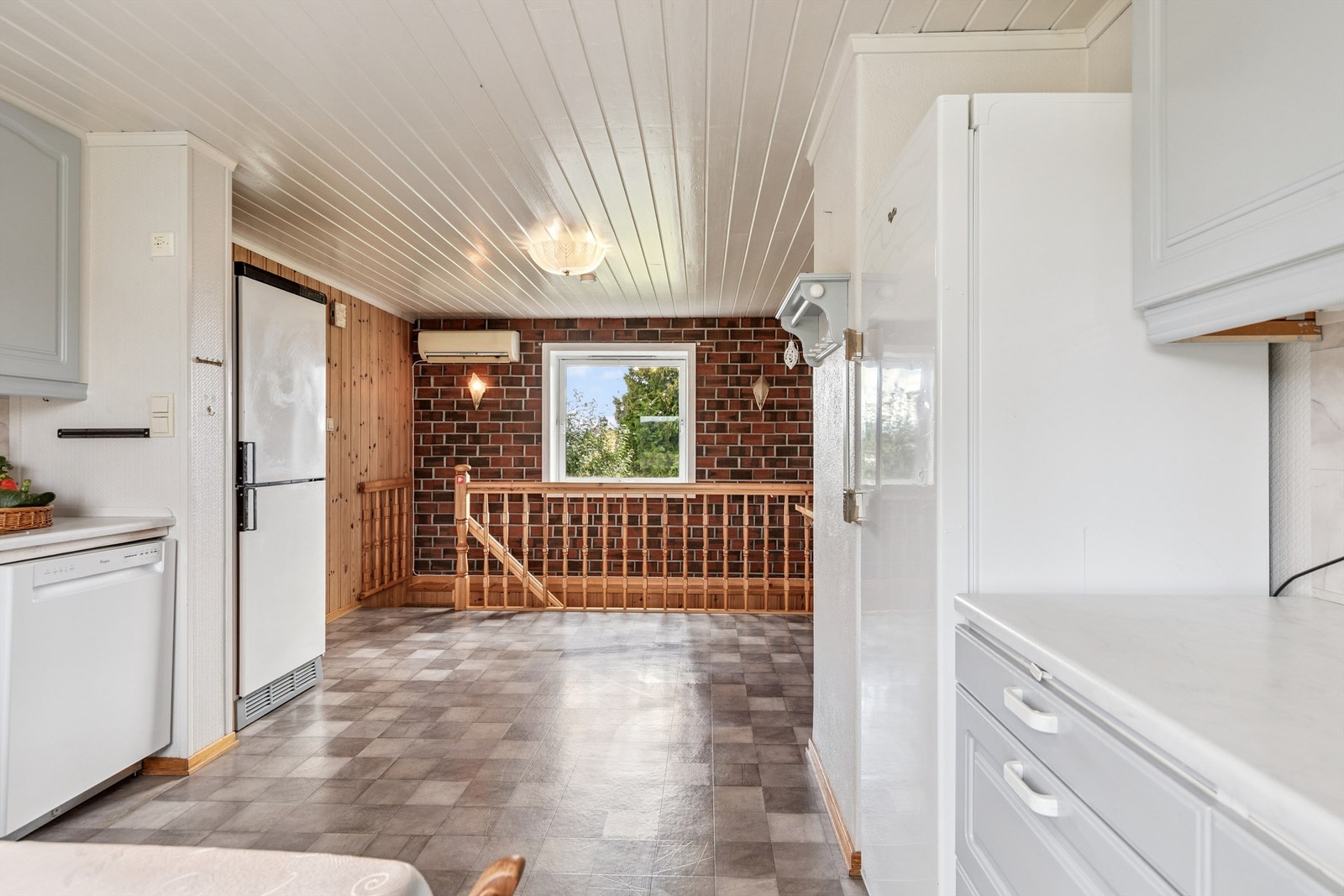 En luft-til-luft-varmepumpe er installert for effektiv oppvarming av kjøkken og tilstøtende arealer. Galleribilde