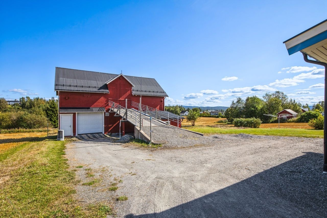 Den store låven på 100 m² har et karakteristisk kombinasjonsbruk med både lagringsarealer, garasjeplass og overbygg for utendørs drift Galleribilde