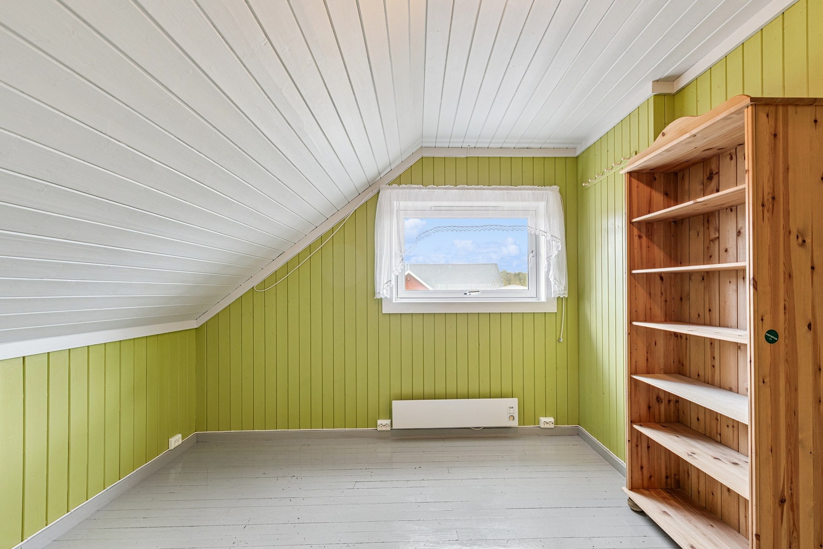 Det andre soverommet har også en god størrelse og panelkledde vegger. Galleribilde