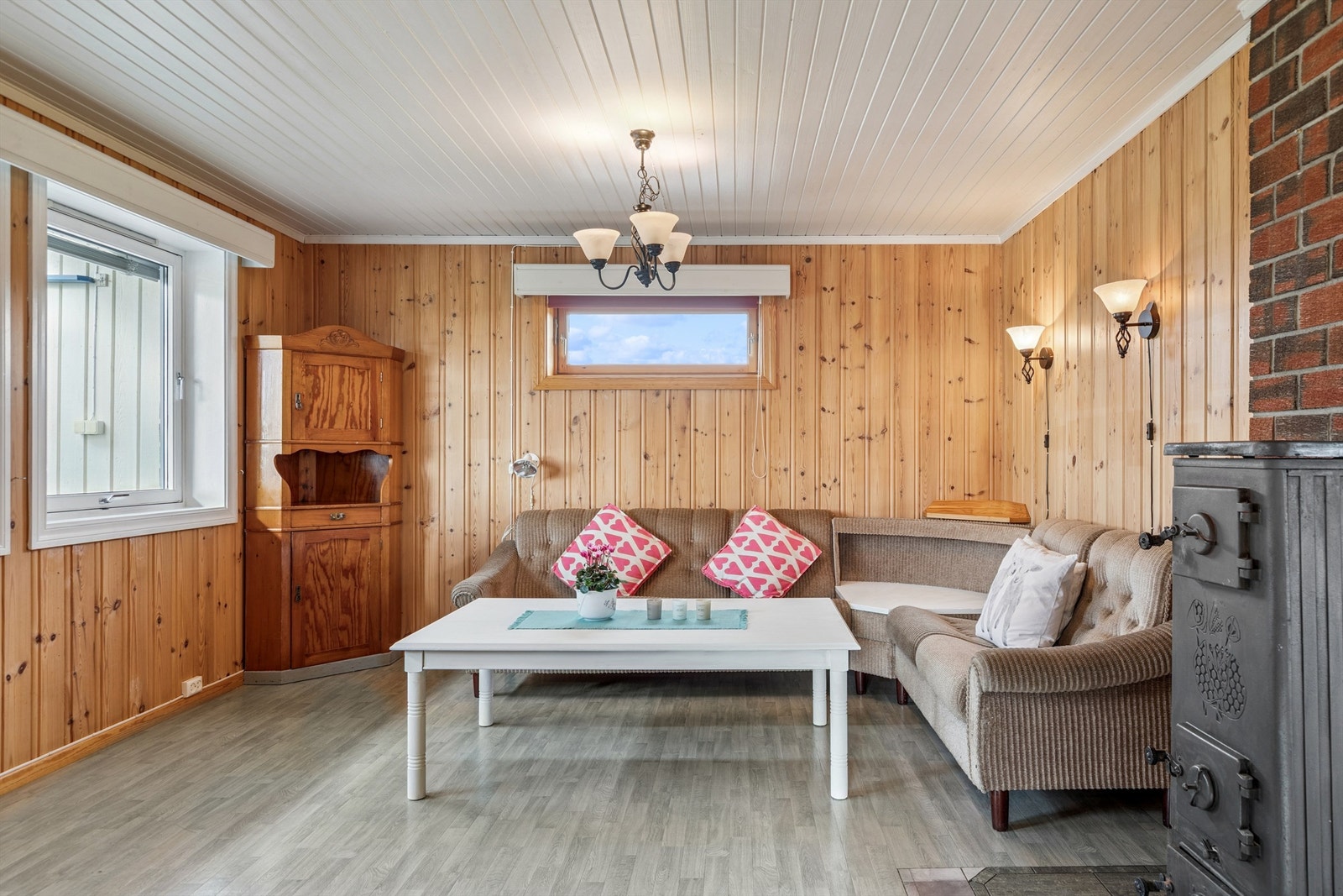 Den ene sonen gir god plass til en egen TV-krok og har gjennomgående trepanel på veggene. Galleribilde