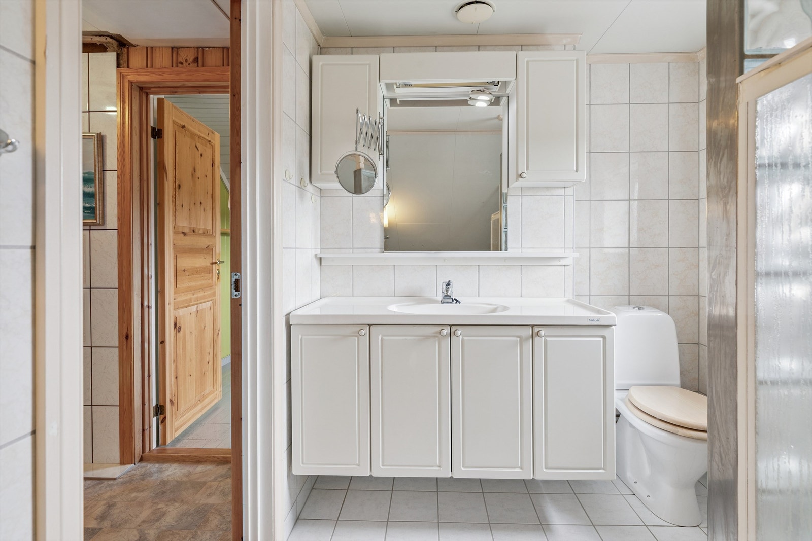 Her er det servantinnredning med god oppbevaringsplass og elektriske varmekabler i gulvet. Galleribilde