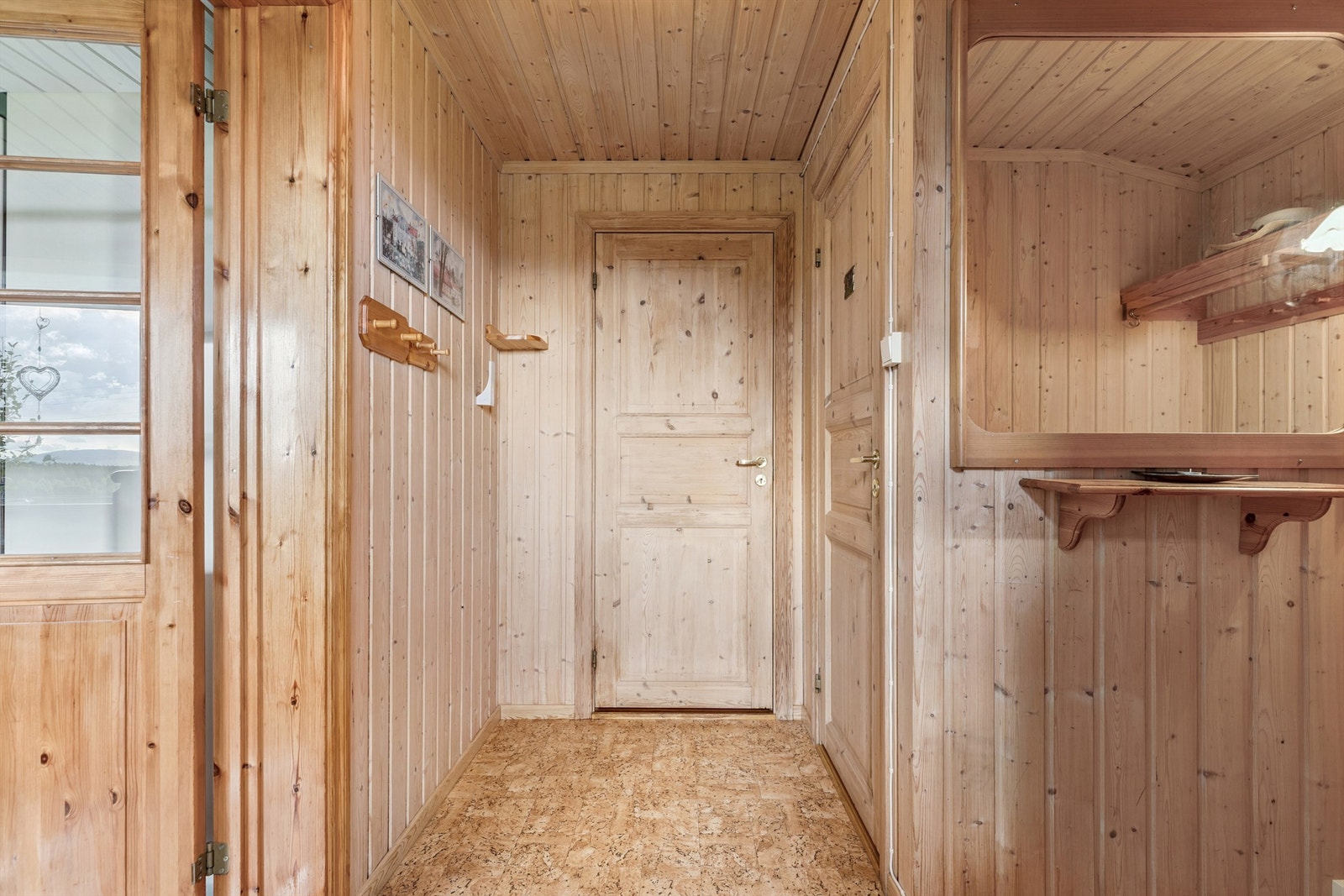 Fra entreen, som har en solid ytterdør i teak, er det videre tilgang til boligens øvrige rom. Galleribilde