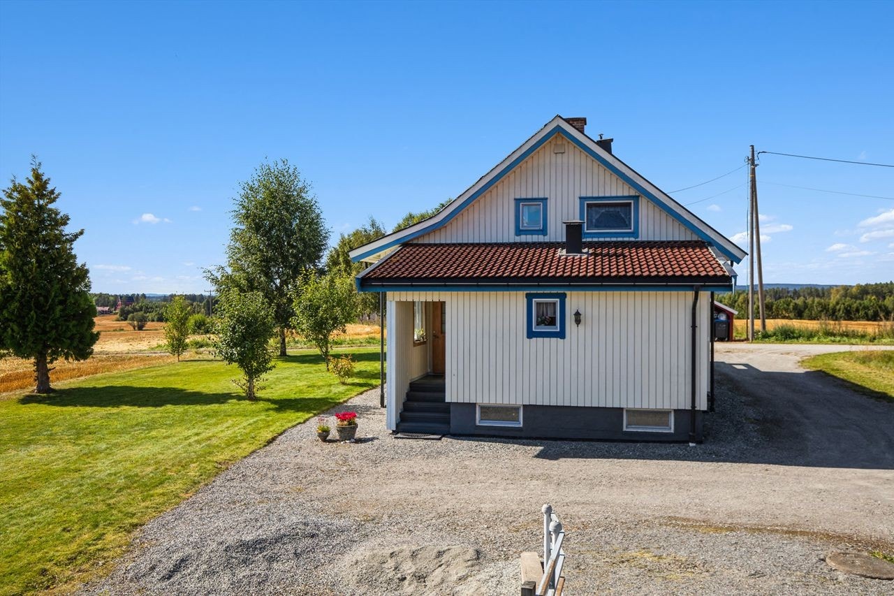 Eiendommen har en pent opparbeidet gårdsplass og en innbydende adkomst til boligen. Galleribilde