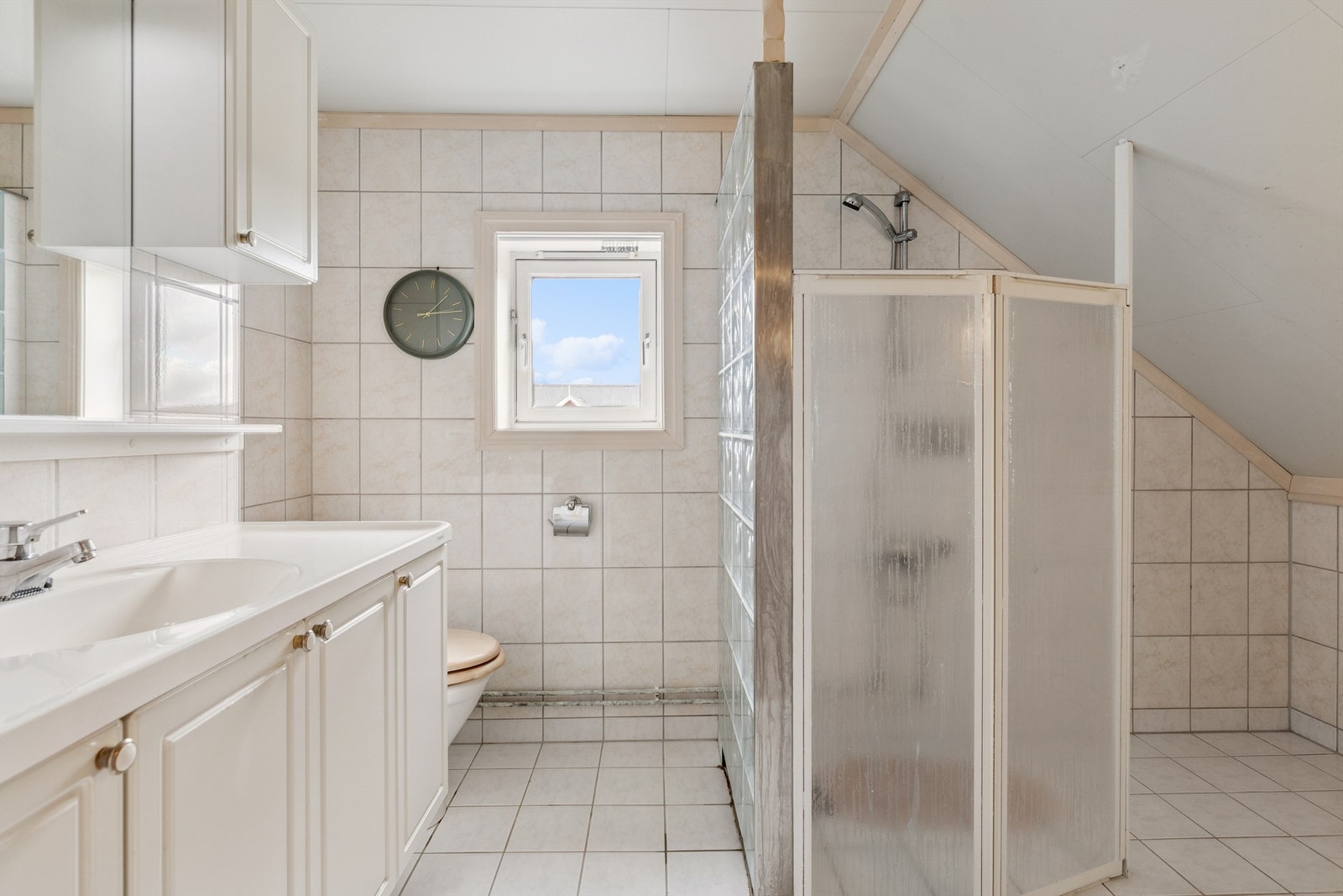 Badet i andre etasje er flislagt og har dusjhjørne. Galleribilde