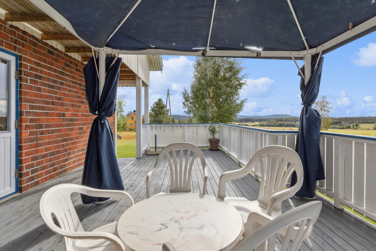 Her er det en flott utsikt over det åpne kulturlandskapet. Galleribilde