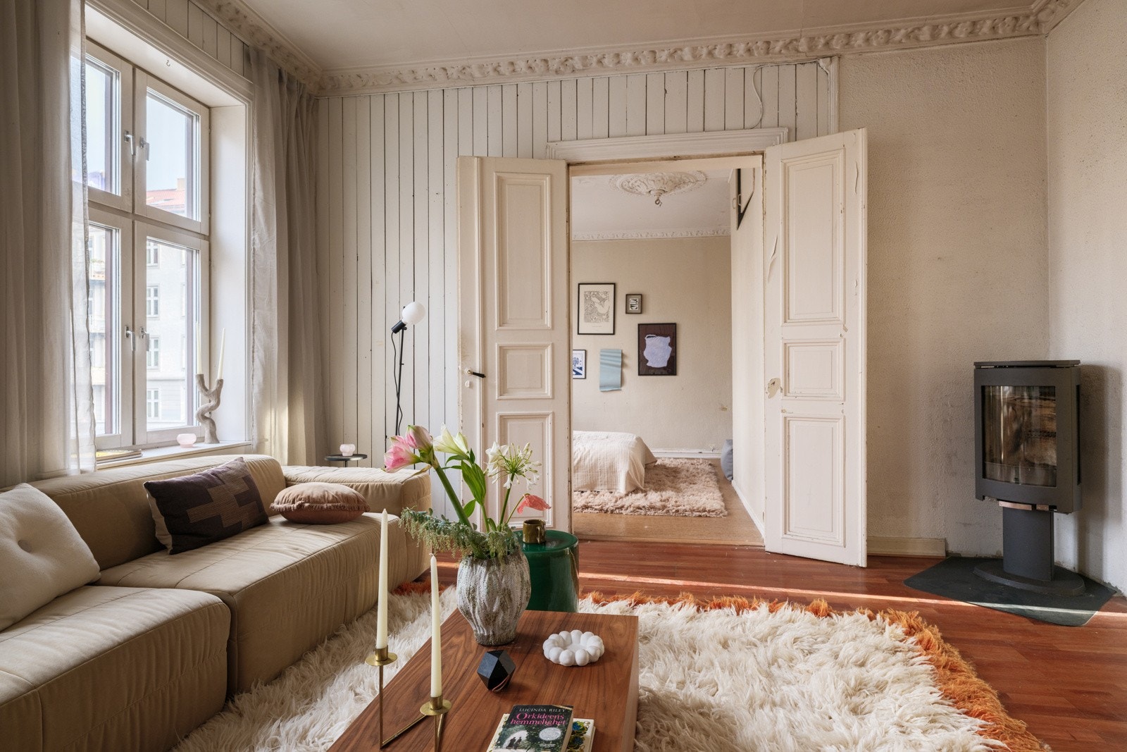 Mellom stuen det ene soverommet er det også originale fløydører. Galleribilde