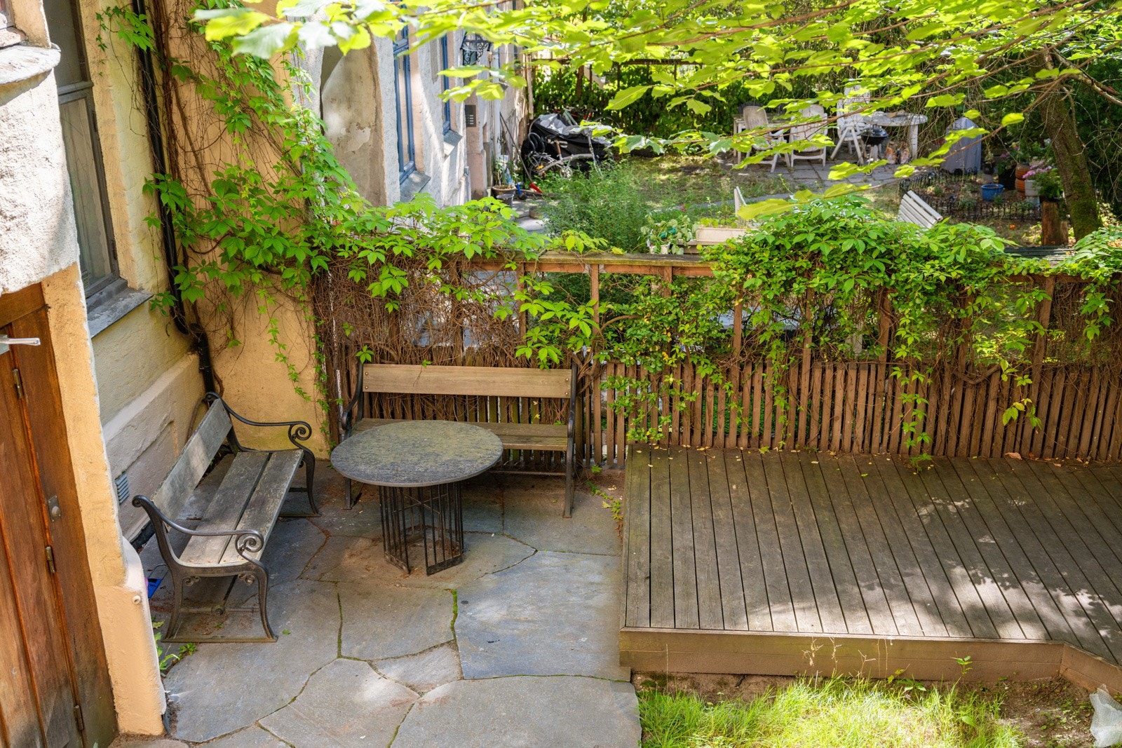 Steinbelagt uteplass og terrasseplatting. Galleribilde