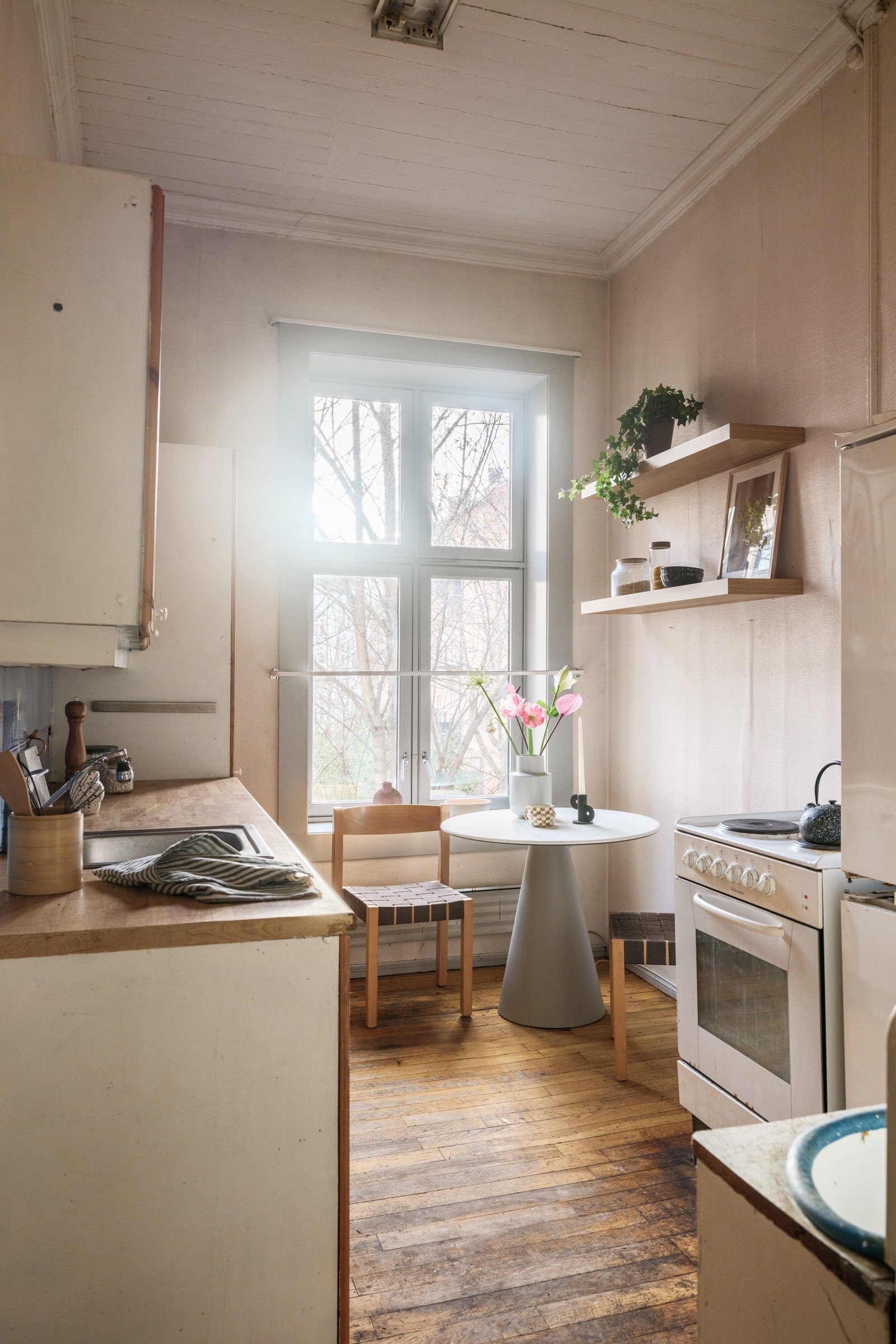 Leiligheten har et lyst separat kjøkken som vender mot rolig bakgård uten biltrafikk. Galleribilde