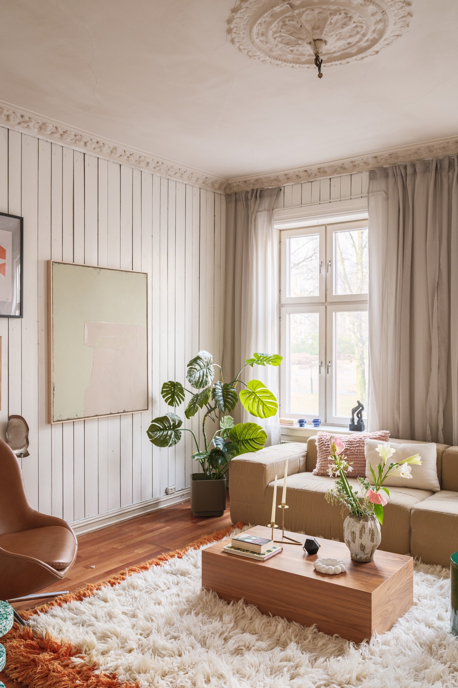 Leiligheten innfrir med god takhøyde på 3 meter, og har i tillegg vakre detaljer som original stukkatur, rosetter og doble fløydører - ettertraktede detaljer mange drømmer om. Galleribilde