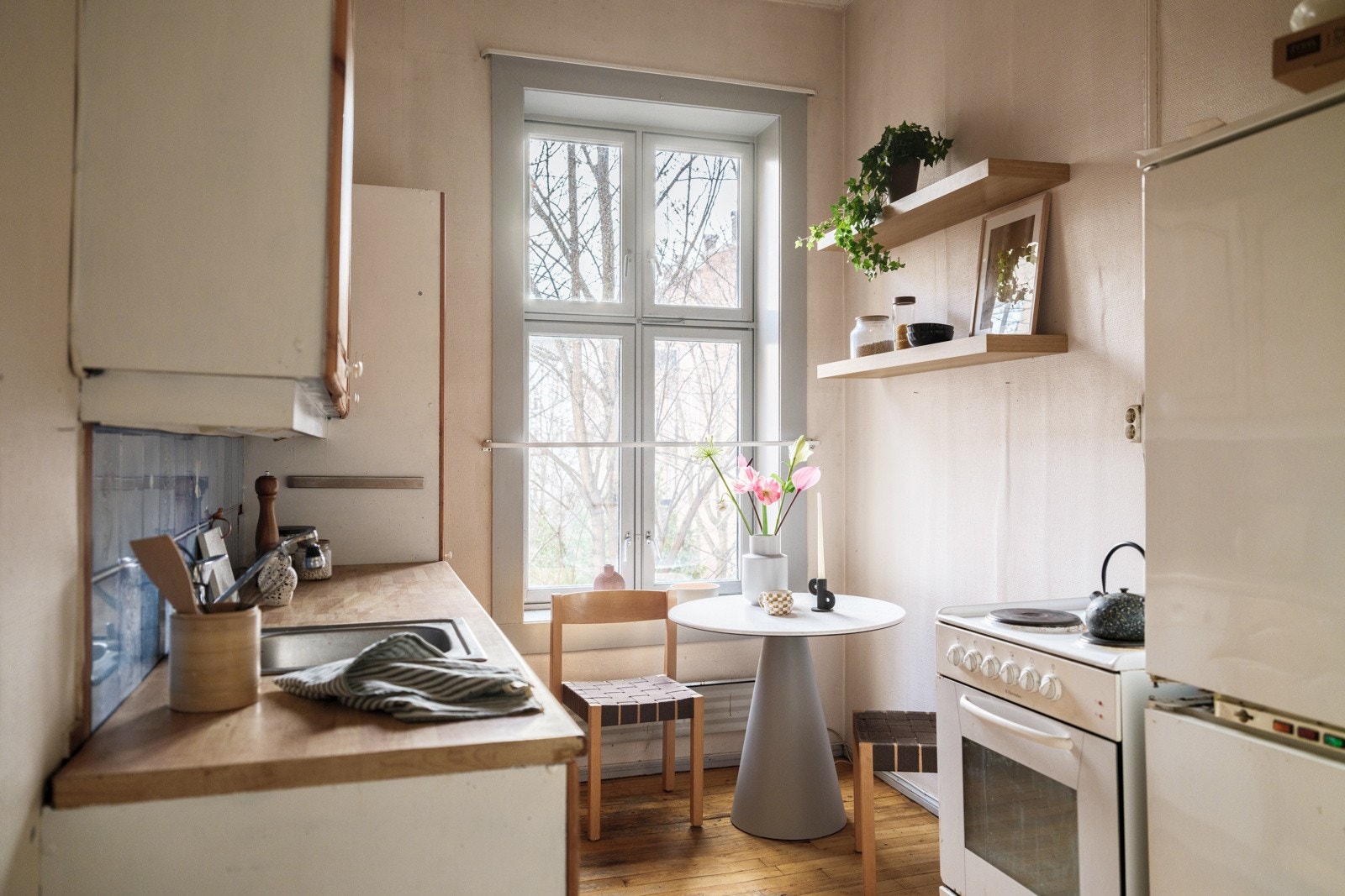 Kjøkkeninnredningen er av eldre dato, og den mangler bruksfunksjoner/løsninger som er forventet på et kjøkken. Galleribilde