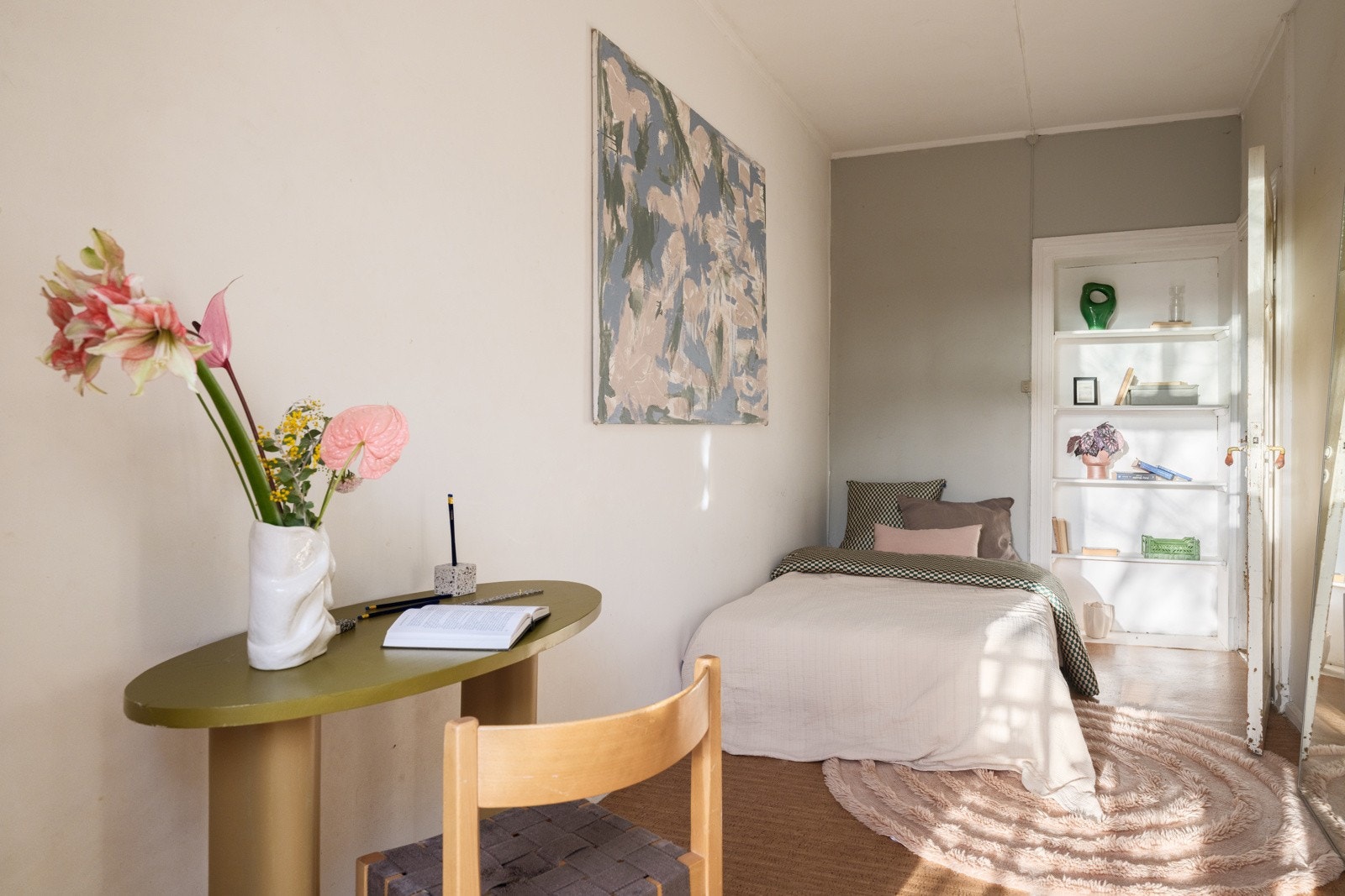 På soverommet er det plass til seng, kontorpult og garderobeløsninger - alt etter eget ønske og behov. Galleribilde