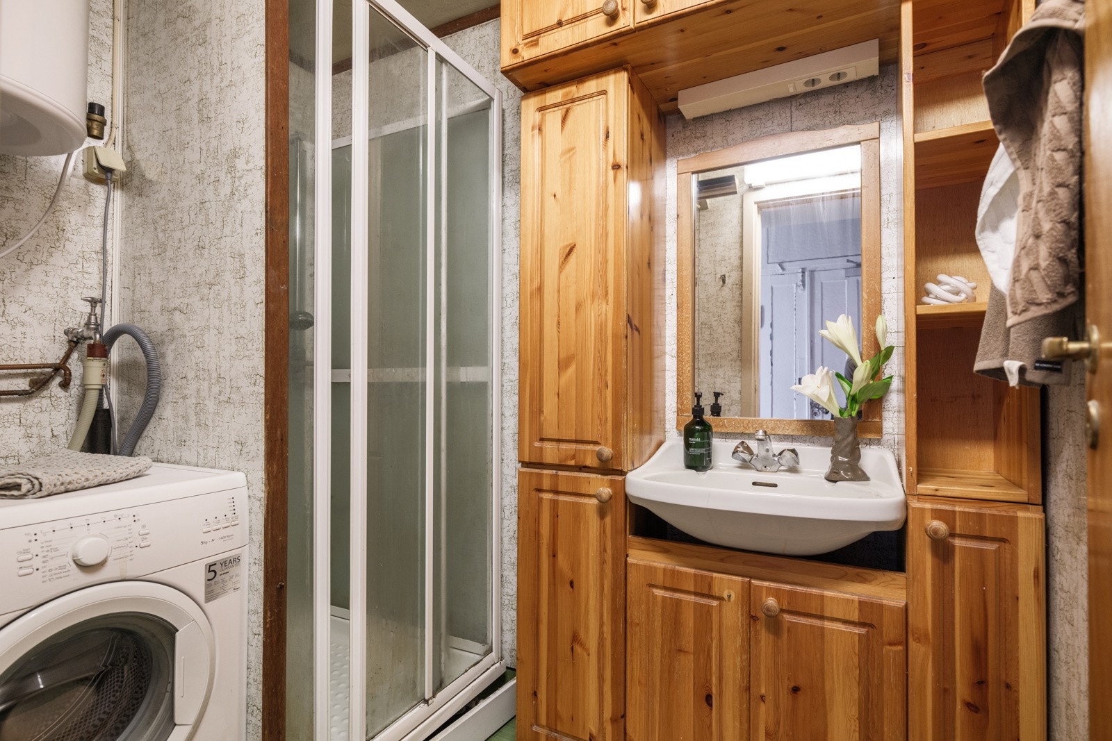 Baderommet som er av eldre dato uten dokumentasjon, har fått TG3 i tilstandsrapporten og må oppgraderes for å tåle normal bruk etter dagens krav. Innredning i furu med servant, speil og lys. Galleribilde