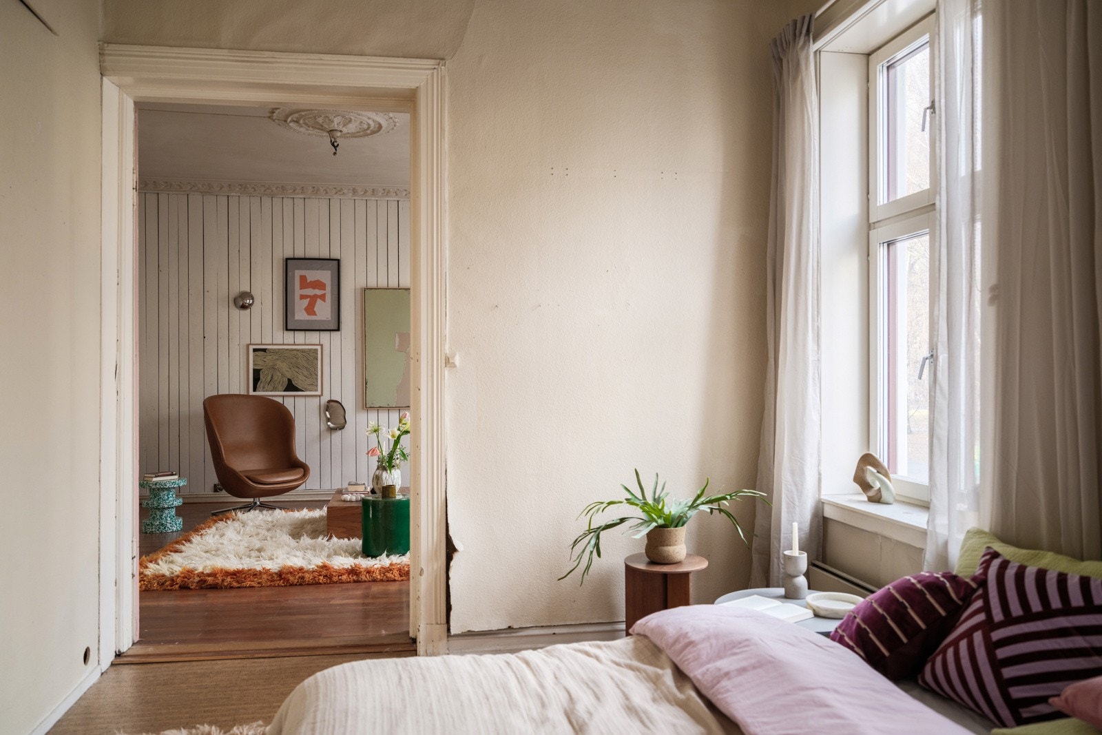 Leiligheten ligger i byggets 2. etasje, og har en gjennomgående planløsing. Galleribilde