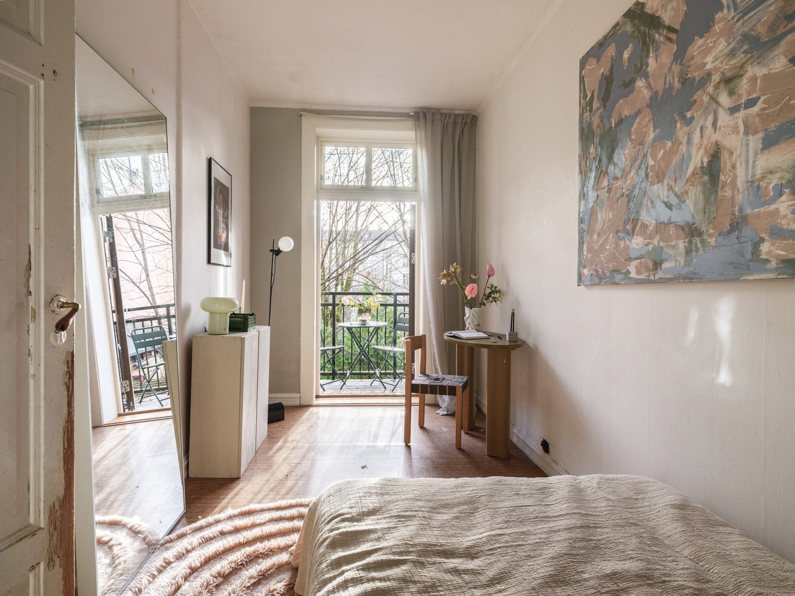 Soverom 2 er et lyst og luftig rom som vender ut mot bakgården. Galleribilde